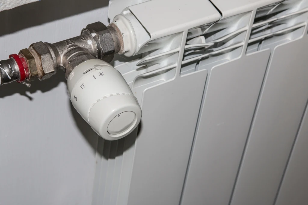 Nie musisz podkręcać kaloryferów, aby w mieszkaniu zrobiło się cieplej. Zastosuj trik za grosze Nie musisz podkręcać kaloryferów, aby w mieszkaniu zrobiło się cieplej. Zastosuj trik za grosze