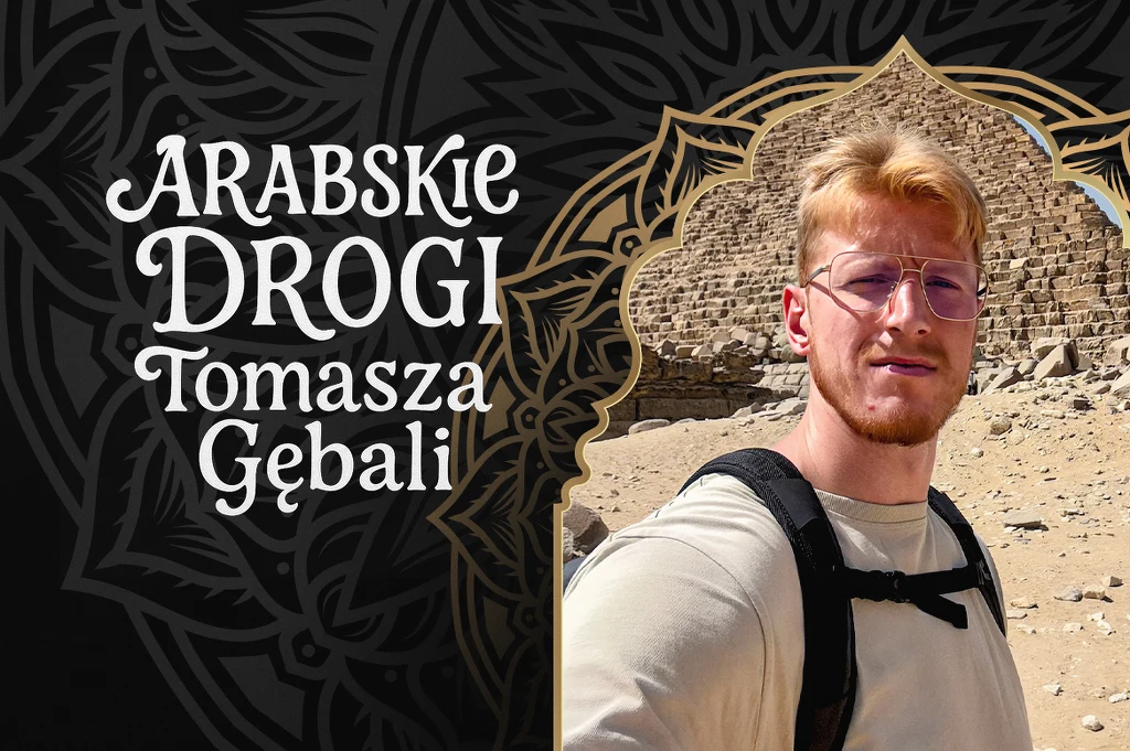 Młody mężczyzna z plecakiem robi selfie na tle kamiennej piramidy w scenerii pustynnej, obok stylizowany napis informujący o arabskich podróżach Tomasza Gębali.
