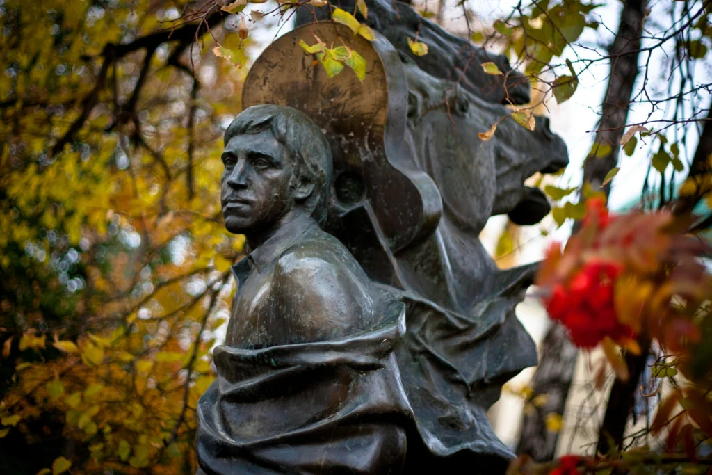 Brązowy odlew maski pośmiertnej Włodzimierza Wysockiego zostanie wystawiony na aukcji w Monako. Na zdjęciu nagrobek artysty na Cmentarzu Wagańkowskim w Moskwie