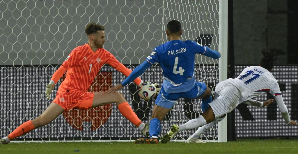 Victor Palsson (nr 4) bez zarzutu spisywał się w defensywie, a krótko przed przerwą sam wcielił się w rolę egzekutora Victor Palsson (nr 4) bez zarzutu spisywał się w defensywie, a krótko przed przerwą sam wcielił się w rolę egzekutora