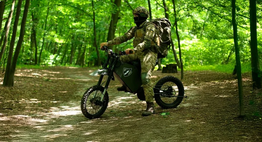 Elektryczny motocykl taktyczny WolfStorm trafił na testy do ukraińskich sił specjalnych Elektryczny motocykl taktyczny WolfStorm trafił na testy do ukraińskich sił specjalnych