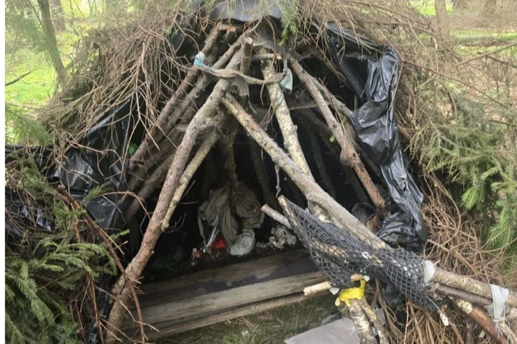 34-latek ponad dwa lata ukrywał się przed policją w leśnym szałasie