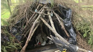 34-latek ponad dwa lata ukrywał się przed policją w leśnym szałasie