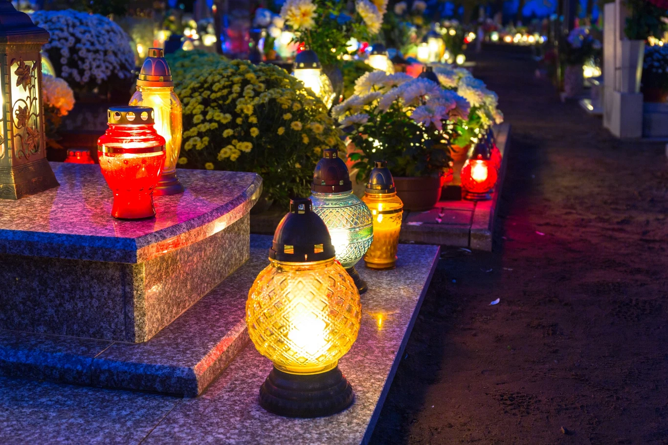 Poza zniczami, zapalniczką i kwiatami na cmentarz we Wszystkich Świętych zabierz także sól Poza zniczami, zapalniczką i kwiatami na cmentarz we Wszystkich Świętych zabierz także sól