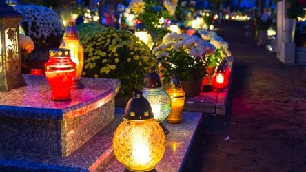 Poza zniczami, zapalniczką i kwiatami na cmentarz we Wszystkich Świętych zabierz także sól