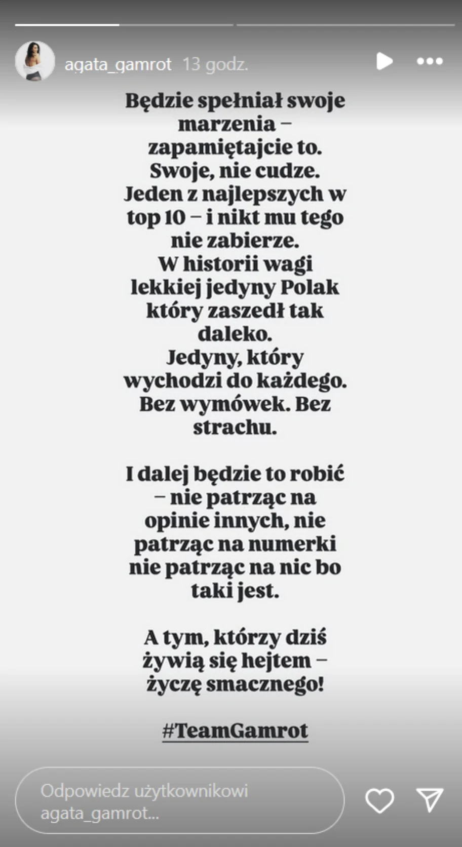 Motywacyjny tekst w języku polskim, zachęcający do spełniania swoich marzeń, podkreślający osiągnięcia polskiego sportowca w wadze lekkiej, z przesłaniem wytrwałości i odporności na krytykę.