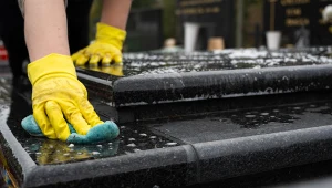 Co roku myje nagrobki tylko tym. Błyszczą niczym po profesjonalnym czyszczeniu 