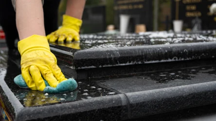 Czym wyczyścić nagrobek? Domowy sposób, który pomoże usunąć wszelkie zabrudzenia