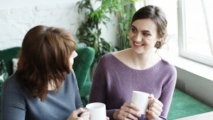 Jak rozpoznać fałszywą koleżankę? Zwróć uwagę na jej słowa