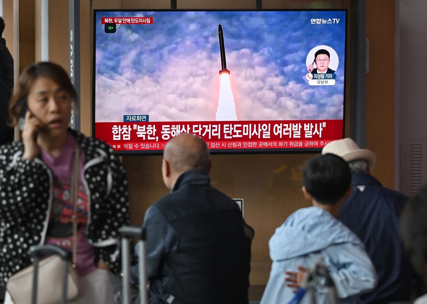 W Seulu powstanie pierwszy dedykowany schron przeciwatomowy. To odpowiedź na rosnące zagrożenie nuklearne ze strony Korei Północnej Telewizor w przestrzeni publicznej wyświetlający wiadomości o wystrzeleniu rakiety balistycznej, grupa osób obserwuje ekran, na którym widać startujący pocisk oraz zdjęcie osoby komentującej wydarzenie.