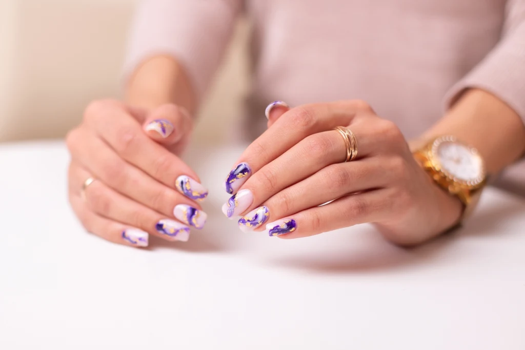 Press on nails to wygodne rozwiązanie, gdy lubisz często zmieniać stylizacje na paznokciach
