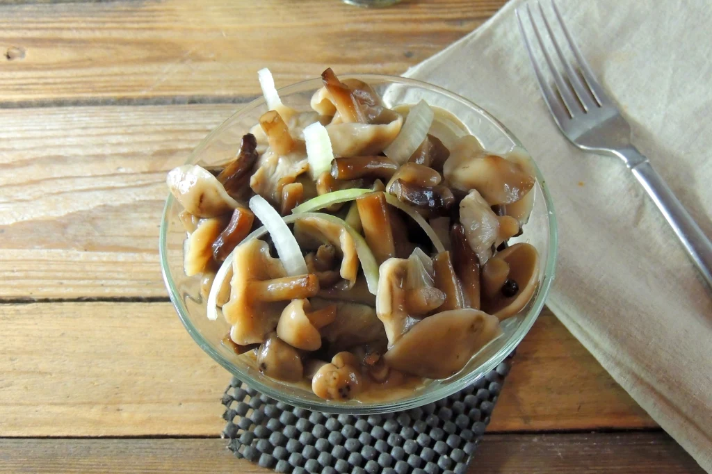 Aby marynowane grzyby smakowały doskonale, kluczowe będzie przygotowanie odpowiedniej zalewy 