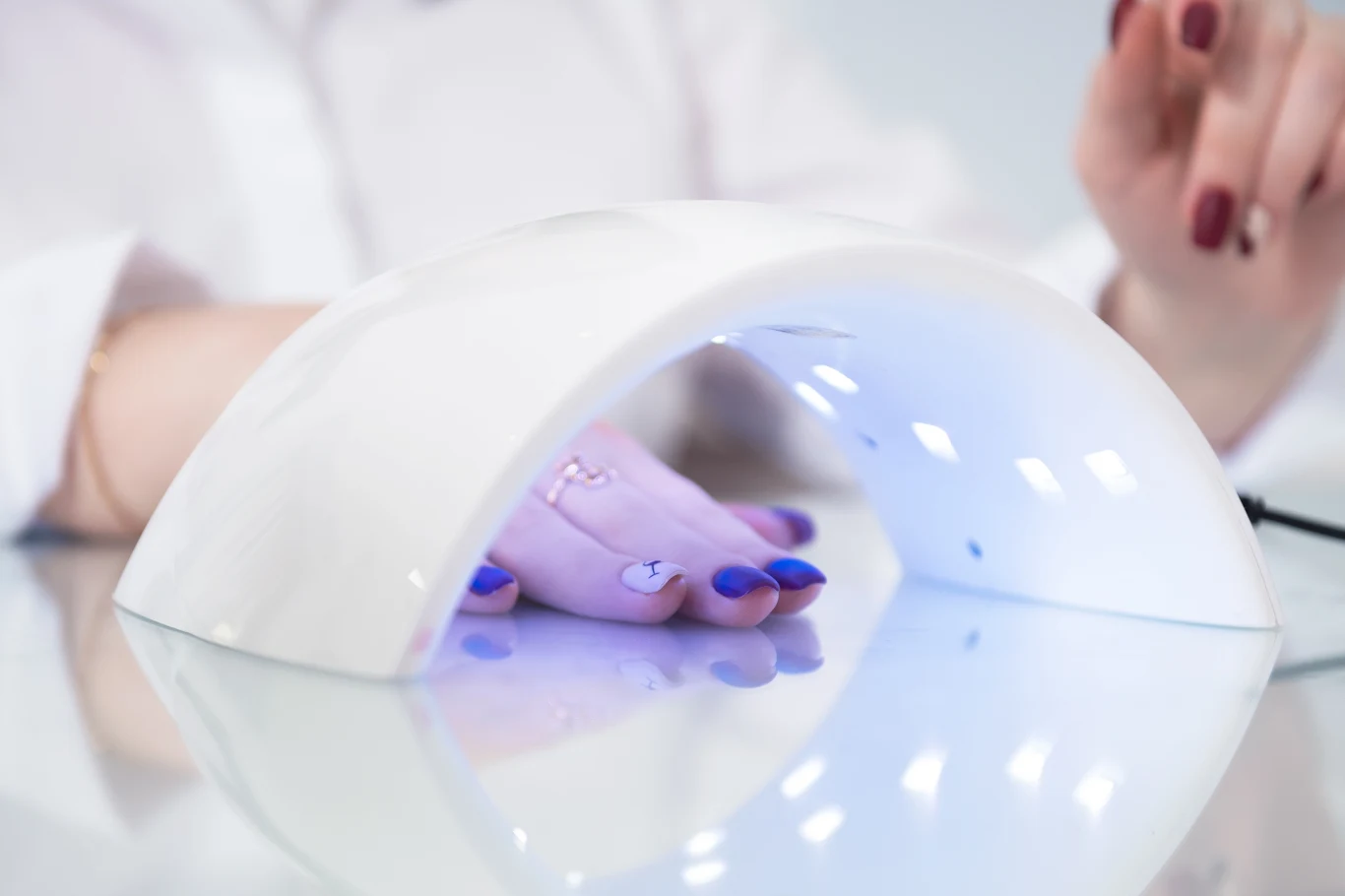 Semi-cured gel nails dla zabieganych 