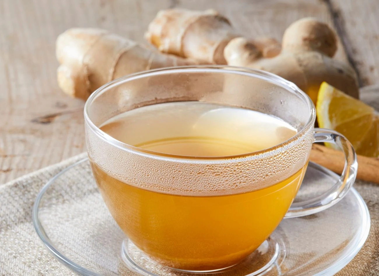 Domowa herbata imbirowo-cytrynowa to napój mocy zwłaszcza jesienią. Domowa herbata imbirowo-cytrynowa to napój mocy zwłaszcza jesienią.