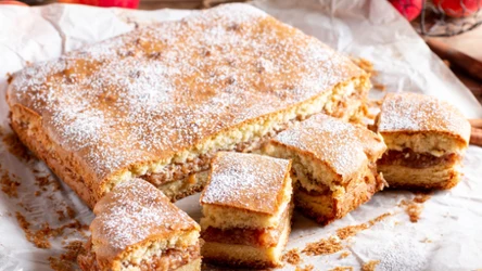 Przepis sprzed lat znów wraca do łask. "Leniwa szarlotka" smakuje jak u babci, a powstaje bez wysiłku