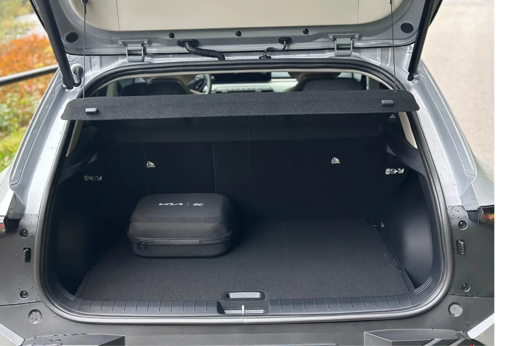 Pojemność bagażnika EV4 wynosi 435 l, natomiast w wersji Fastback ma 495 l. Otwarty bagażnik srebrnego samochodu z dużą przestrzenią ładunkową, w której znajduje się tylko czarna torba na akcesoria samochodowe.