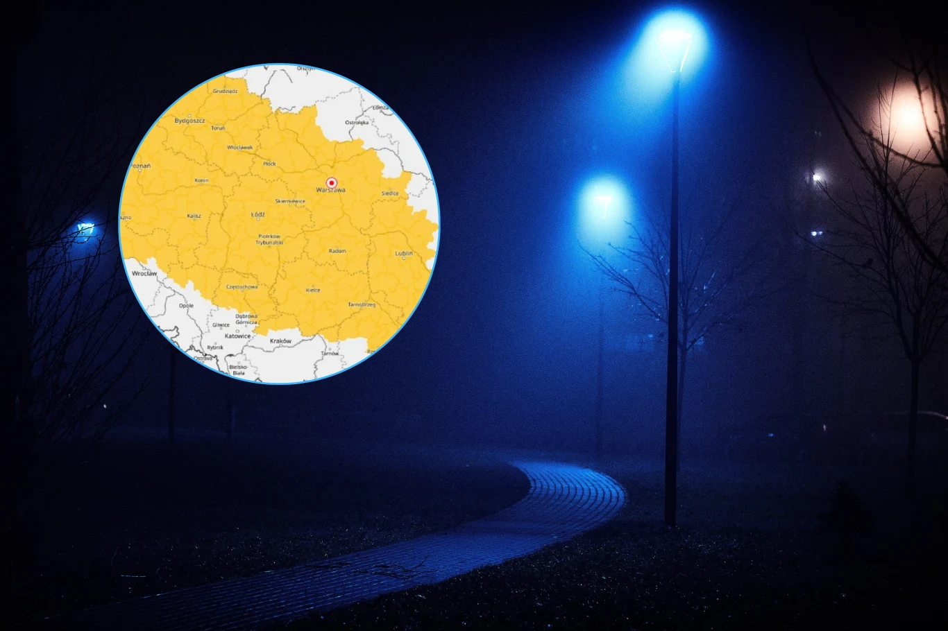 Gęste mgły wieczorem i w nocy mogą wystąpić w większości Polski. Wydano alerty IMGW pierwszego stopnia dla 13 województw Mapa Polski z wyraźnie zaznaczoną Warszawą umieszczona na tle nocnego parku oświetlonego niebieskimi latarniami, alejka wijąca się wśród drzew.