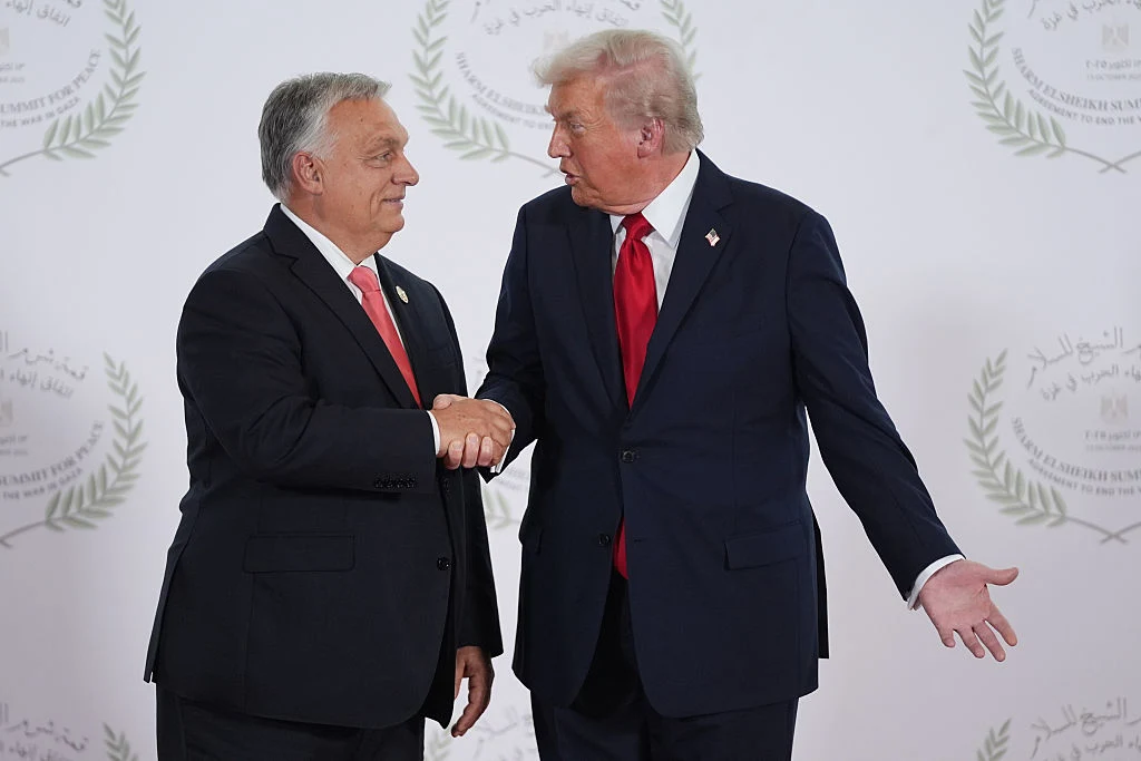 Viktor Orban i Donald Trump podczas "szczytu pokoju" w Egipcie