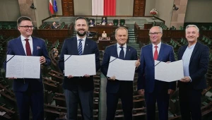 Szymon Hołownia, Władysław Kosiniak-Kamysz, Donald Tusk, Włodzimierz Czarzasty i Robert Biedroń po podpisaniu umowy koalicyjnej, fot źródłowe: Piotr Molecki/EastNews, Jacek Slomion/REPORTER, kolaż: A. Włodarczyk