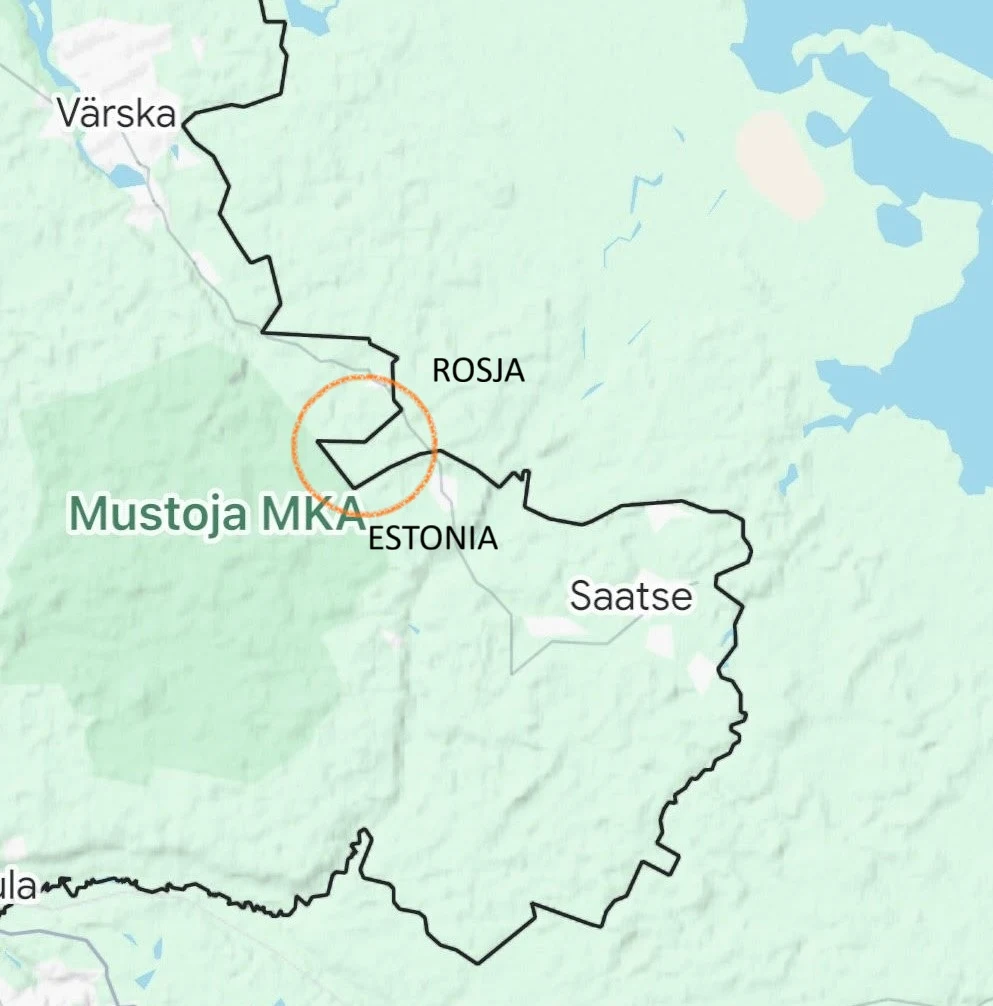 Mapa z zaznaczonym tzw. butem Saatse Fragment mapy ilustrujący pogranicze Estonii i Rosji, z wyróżnionym okręgiem wokół niewielkiego skrawka terytorium oraz zaznaczonymi miejscowościami Värska i Saatse w pobliżu terenu Mustoja MKA.