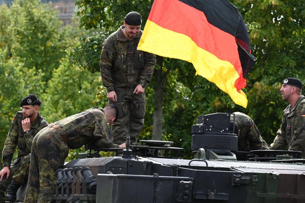 Niemieccy żołnierze uczą się obsługi czołgu. Zdjęcie ilustracyjne Niemieccy żołnierze uczą się obsługi czołgu. Zdjęcie ilustracyjne