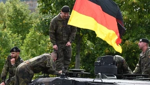 Niemieccy żołnierze uczą się obsługi czołgu. Zdjęcie ilustracyjne