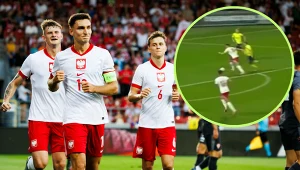 Na pierwszym planie Tomasz Pieńko, 05.092.2025 r. W kółku podczas meczu ze Szwecją (x.com/sport_tvppl)