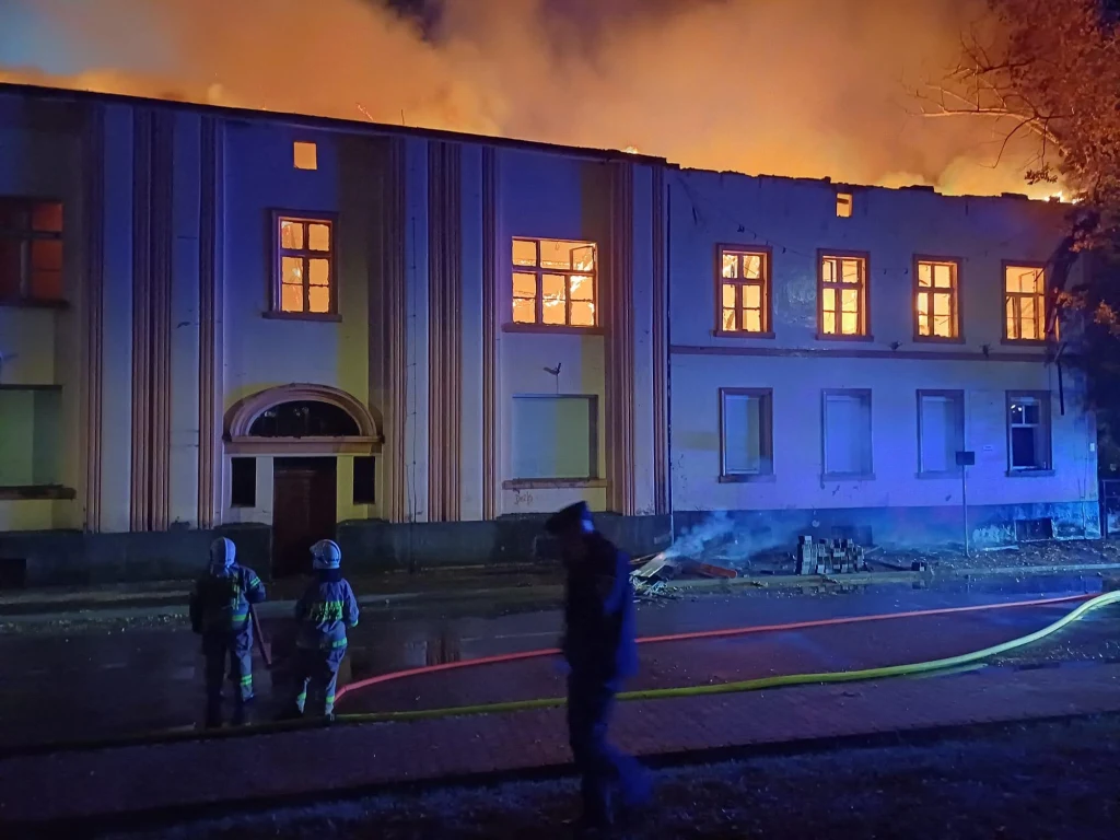 Pożar opuszczonego budynku na terenie dawnej fabryki w woj. lubuskim