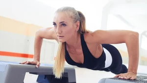 Plank kopenhaski wygląda niepozornie, ale angażuje mięśnie brzucha, ud i pośladków mocniej niż niejeden trening cardio