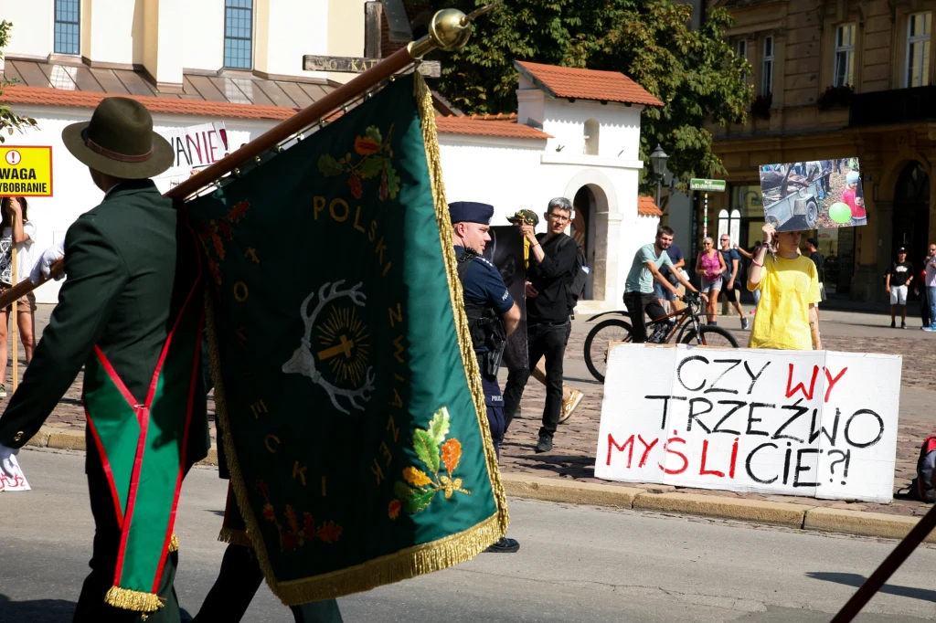 Obecnie z badań lekarskich zwolnieni są myśliwi oraz osoby posiadające broń palną w celach szkoleniowych lub sportowych Obecnie z badań lekarskich zwolnieni są myśliwi oraz osoby posiadające broń palną w celach szkoleniowych lub sportowych
