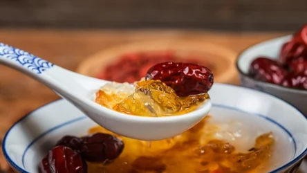 Zupa z gumy brzoskwiniowej cieszy się w Azji dużą popularnością. W kuchni można ją jednak wykorzystać także na wiele innych sposobów