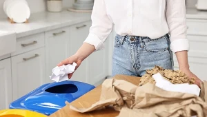 Wyrzucasz takie ulotki do pojemnika na papier? To duży błąd 