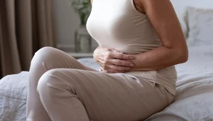 Trudne zaparcia, bóle brzucha, uczucie ciężkości? Wstydliwy problem zalega w jelicie 