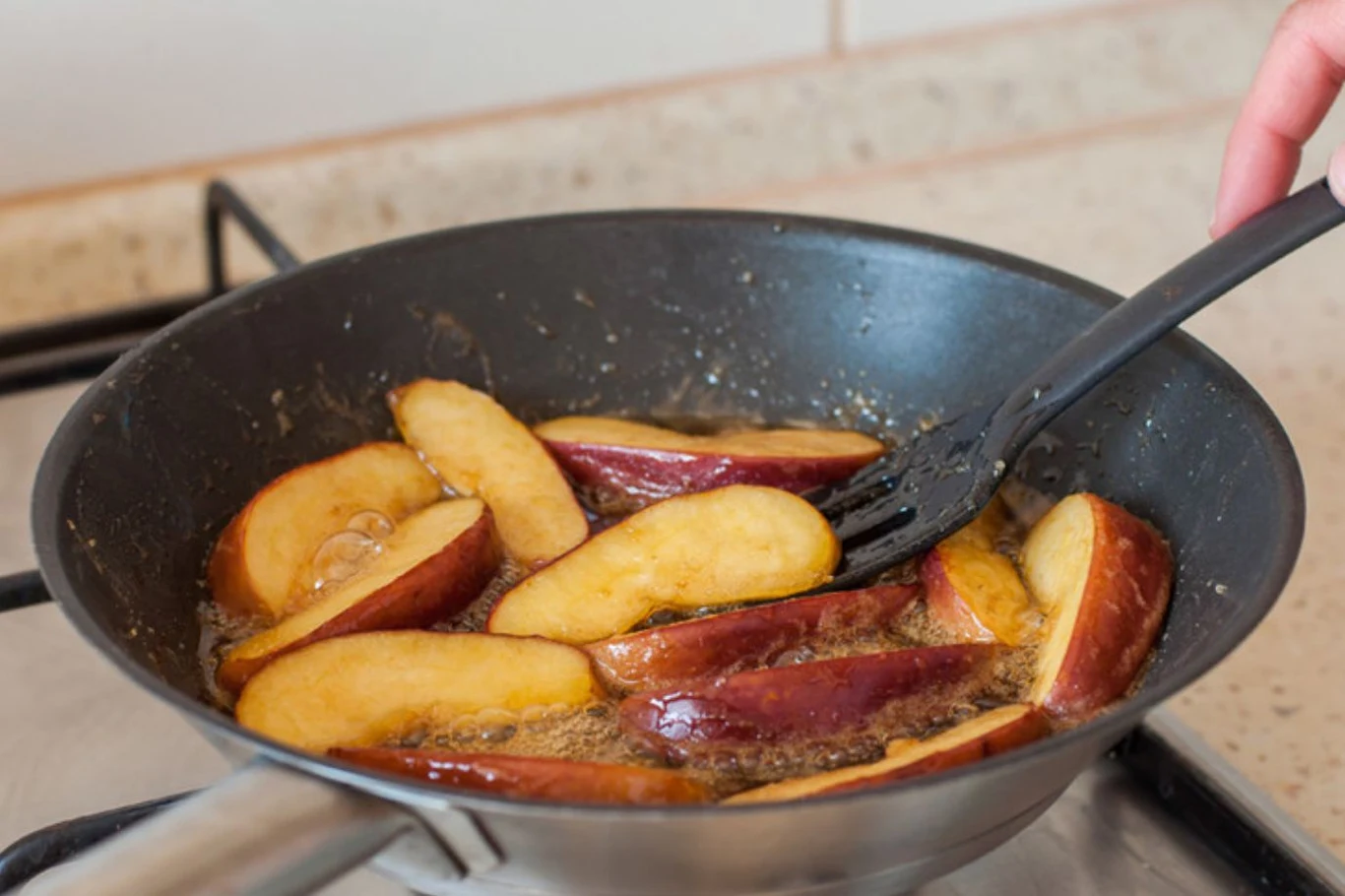 Karmelizowane jabłka dodają więcej smaku owsiance