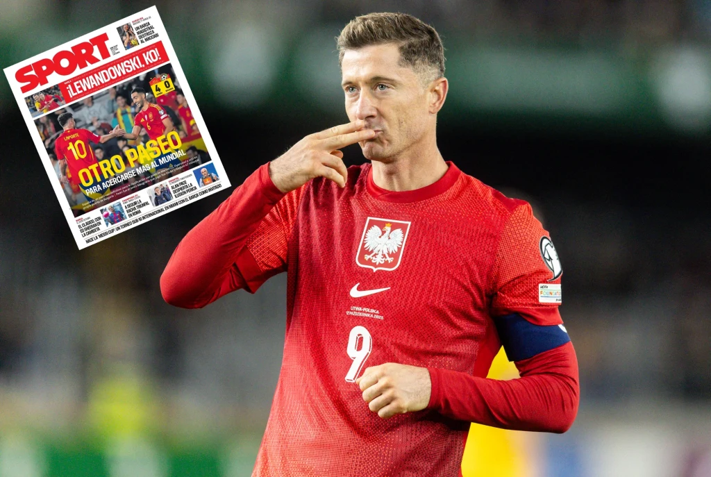 Robert Lewandowski znów znalazł się na "jedynkach" hiszpańskiej prasy. Tym razem jednak kontekst tej sytuacji jest dosyć smutny... Piłkarz w czerwonym stroju reprezentacji Polski, z numerem 9 oraz opaską kapitańską, wykonuje gest dłonią przy ustach na boisku podczas meczu, w lewym górnym rogu widoczna okładka gazety sportowej.