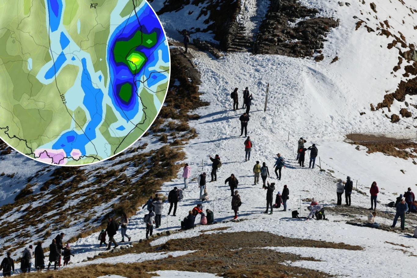 W okolicach weekendu opadów deszczu ze śniegiem możemy się spodziewać nie tylko wysoko w górach. Poprószyć może również na terenach podgórskich Podhala Turyści spacerujący po zaśnieżonych górskich szlakach, częściowo pokrytych śniegiem, z widocznym wstawionym fragmentem mapy pogodowej w lewym górnym rogu.