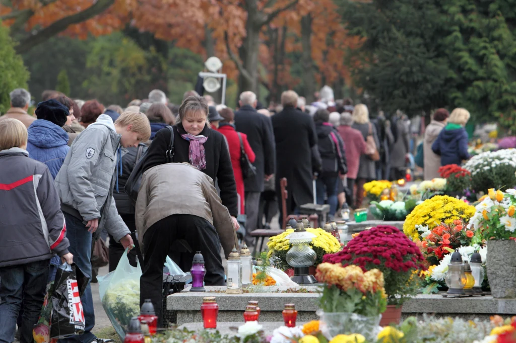Będąc na cmentarzu należy okazać szacunek dla zmarłych, między innymi poprzez stosowny ubiór Będąc na cmentarzu należy okazać szacunek dla zmarłych, między innymi poprzez stosowny ubiór