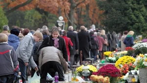 Co ubrać na Wszystkich Świętych? Uważaj, by nie narazić się na krytykę 