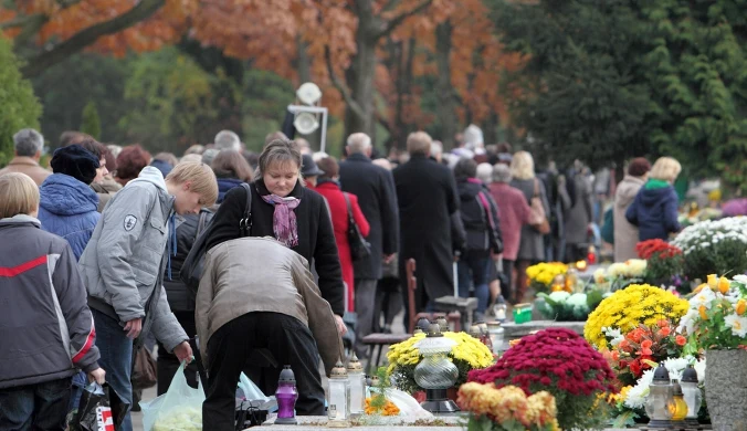 Będąc na cmentarzu należy okazać szacunek dla zmarłych, między innymi poprzez stosowny ubiór 