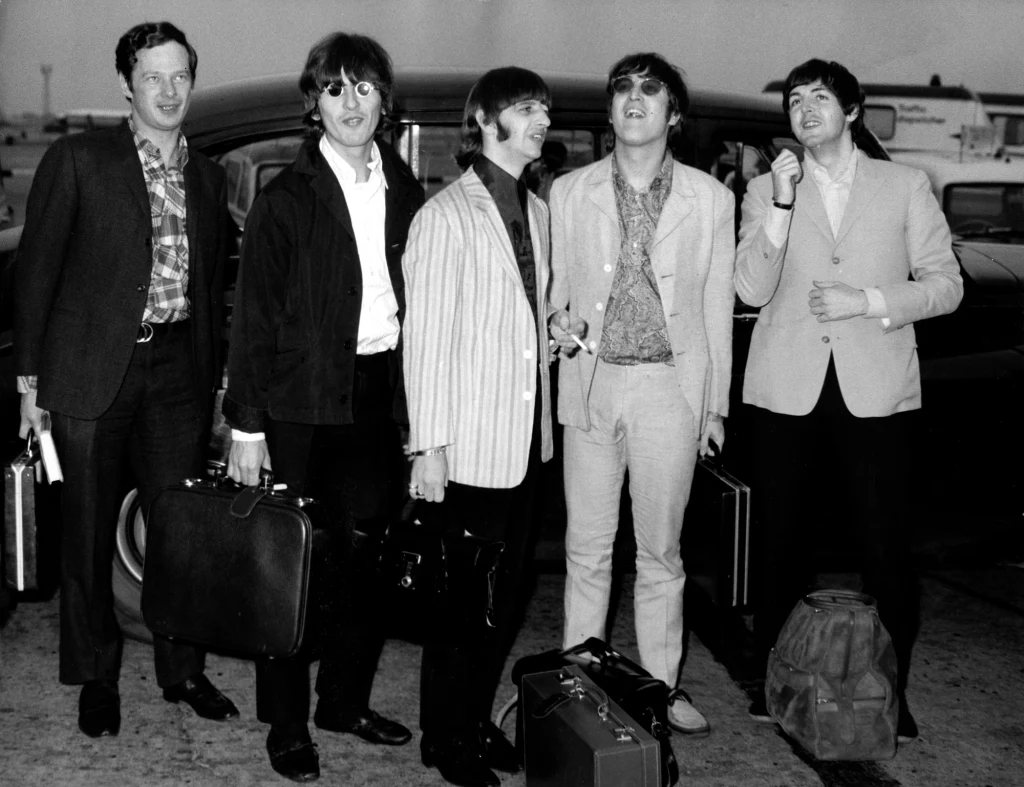 Brian Epstein (pierwszy z lewej) i The Beatles (George Harrison, Ringo Starr, John Lennon, Paul McCartney) w 1966 r. Brian Epstein (pierwszy z lewej) i The Beatles (George Harrison, Ringo Starr, John Lennon, Paul McCartney) w 1966 r.