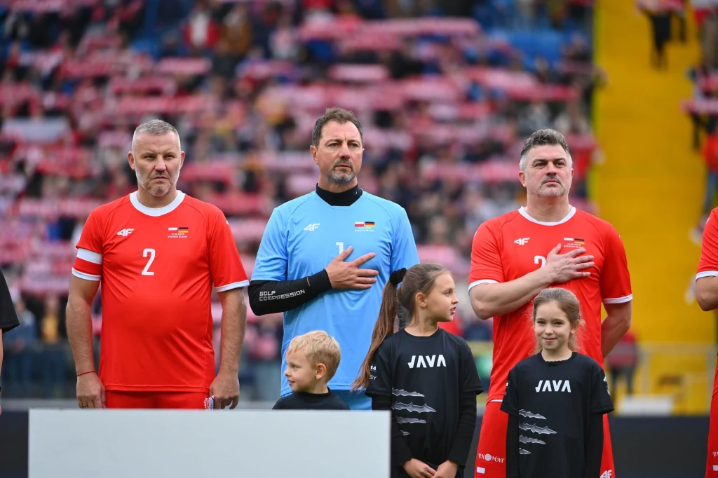 Jerzy Dudek (w środku) działa już w okręgu śląskim, ale być może kiedyś zdecyduje się spróbować sił w centrali PZPN Jerzy Dudek (w środku) działa już w okręgu śląskim, ale być może kiedyś zdecyduje się spróbować sił w centrali PZPN