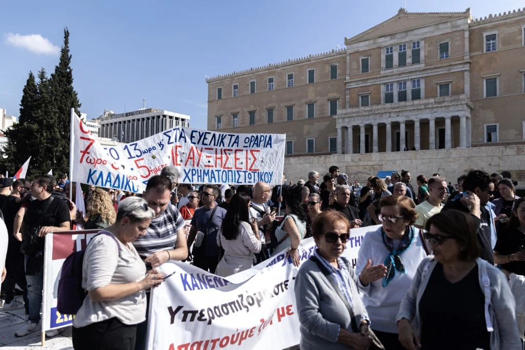 Grecy protestuję przed budynkiem parlamentu w Atenach. Ważą się losy ustawy wydłużającej dzienny czas pracy Grecy protestuję przed budynkiem parlamentu w Atenach. Ważą się losy ustawy wydłużającej dzienny czas pracy