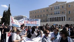 Grecy protestuję przed budynkiem parlamentu w Atenach. Ważą się losy ustawy wydłużającej dzienny czas pracy