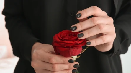 Na cmentarzu nie wypada prezentować krzykliwych stylizacji paznokci. Znacznie lepiej odebrany będzie klasyczny manicure w stonowanych barwach