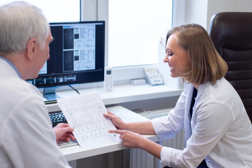 prof. Zbigniew Zagórski i lek. Jagoda Miszczyk omawiają dobór soczewki dla Pacjenta