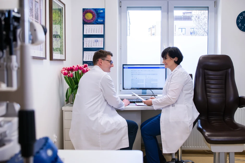 dr n. med. Edyta Sacha i lek. Michał Baćko analizują wyliczenie soczewek wewnątrzgałkowych