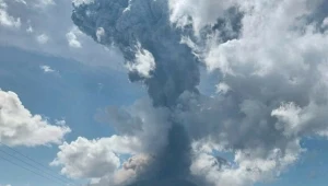 Seria wulkanicznych erupcji na wyspie. Najwyższy stopień zagrożenia