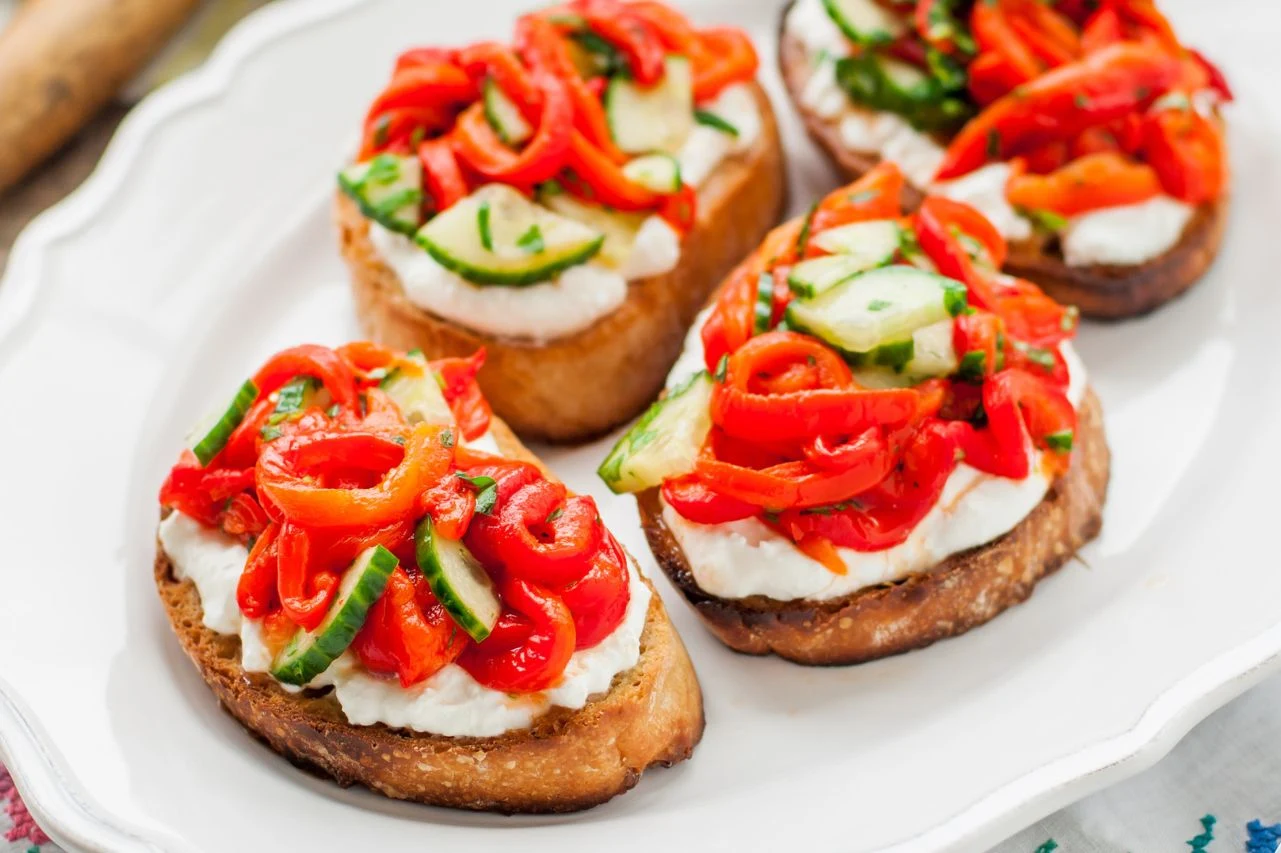 Grzanki z pieczoną papryką i dodatkami robią wrażenie za każdym razem, gdy je komuś podaję