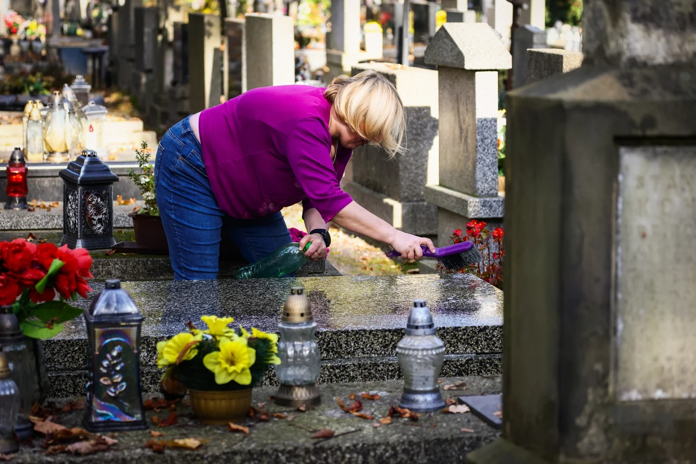 Jak wyczyścić nagrobek? Tego błędu unikaj, jeśli nie chcesz mieć smug i zacieków Jak wyczyścić nagrobek? Tego błędu unikaj, jeśli nie chcesz mieć smug i zacieków