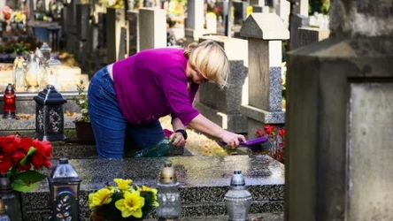 Jak wyczyścić nagrobek? Tego błędu unikaj, jeśli nie chcesz mieć smug i zacieków